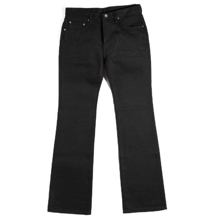 กางเกงยีนส์ IRON HEART ขนาด 21 oz สีดำแบบ Black Armor มีหลากหลายช่องใส่ของและเอวปานกลาง เหมาะสำหรับใ