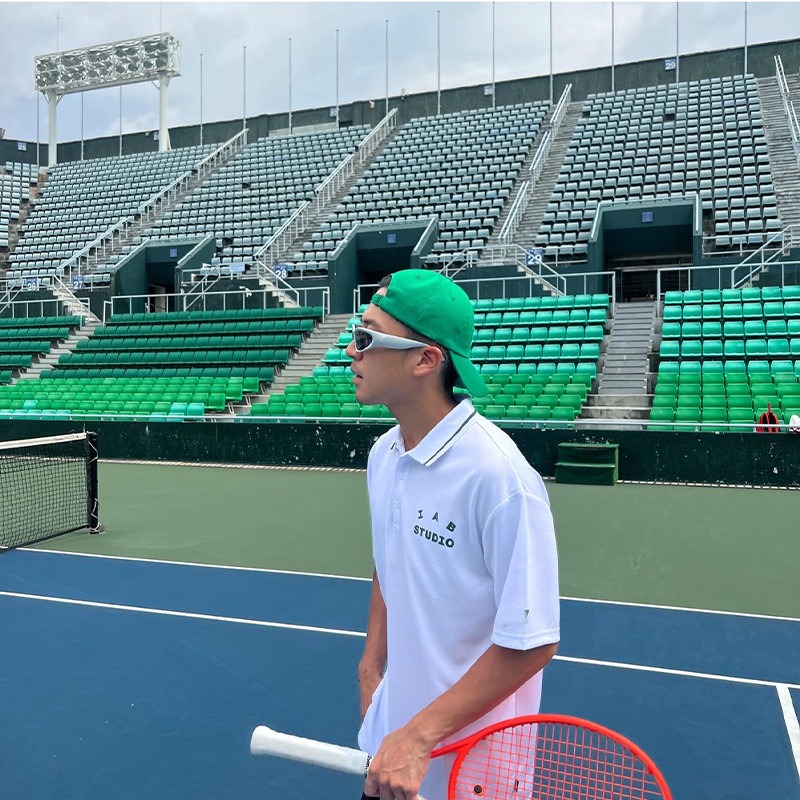 เสื้อยืด Polo ยี่ห้อ IAB STUDIO สำหรับกีฬาแบดมินตัน ออกแบบให้ระบายอากาศและซับเหงื่อดี มีแขนสั้น