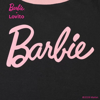 (New Arrival) Barbie™ X Lovito เสื้อยืดสีชมพูผู้หญิง ฤดูใบไม้ผลิ/ร้อน แขนสั้น คอกลม สีตัดกันและแถบข้าง เกาหลี อินเทรนด์ LBL5AD004