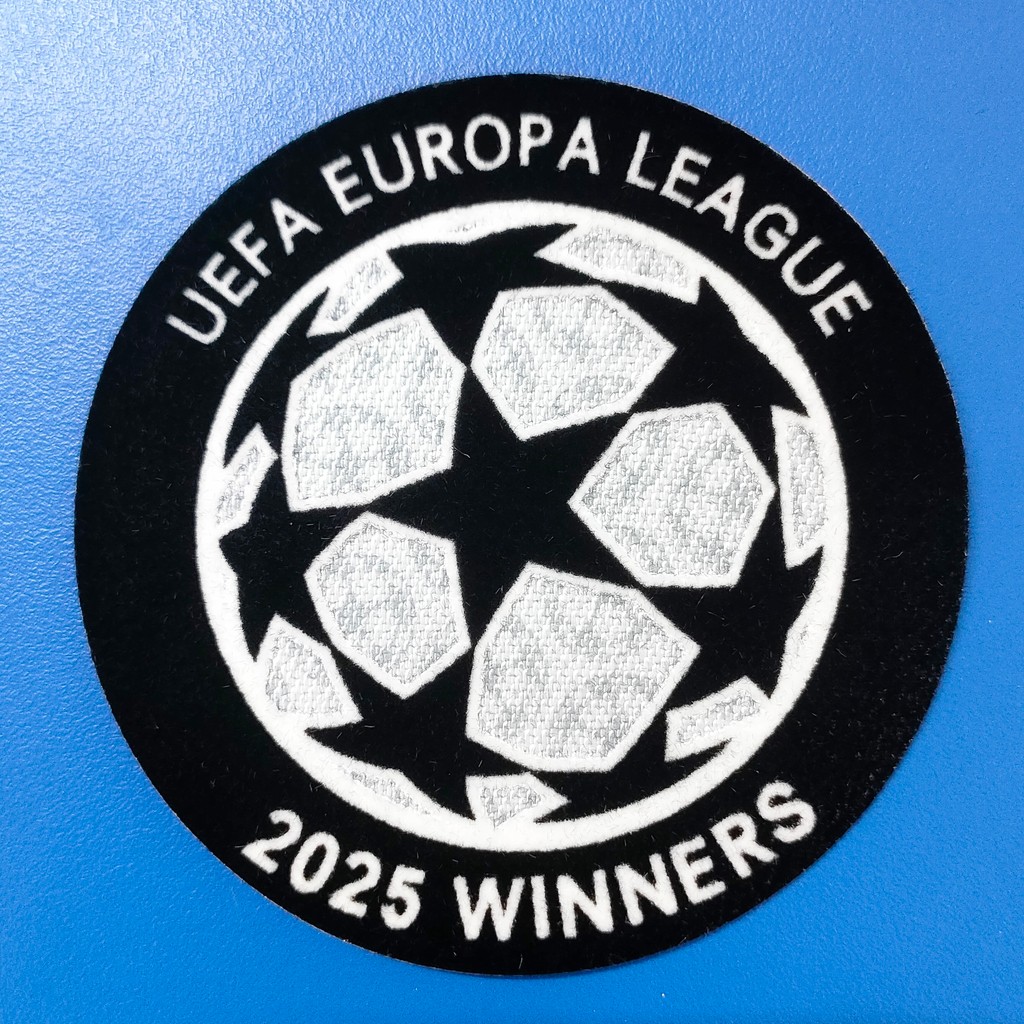 2025 Europa League Champion Badge Flock วัสดุอุปกรณ์ถ่ายเทความร้อนสําหรับเสื้อฟุตบอล