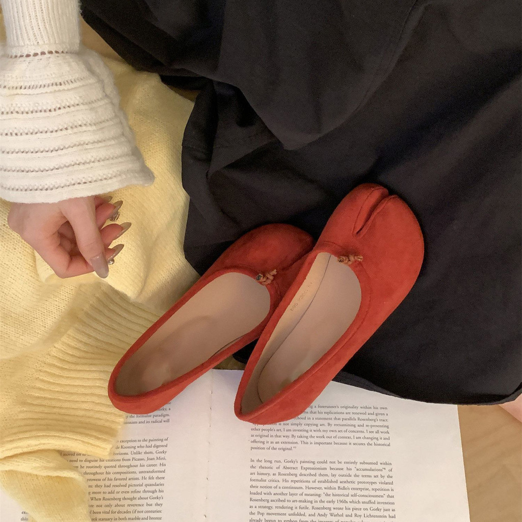 Flat Peas Pig Feet Shoes รองเท้าผู้หญิง 2026 Split Toe Thumb Pig Hoof Boat Shoes Suede Scoop Shoes