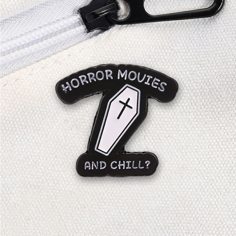 Witty Dating สโลแกน Lapel Pin พัดลมฟิล์มน่ากลัวของที่ระลึกเข็มกลัดเคลือบของขวัญสําหรับเพื่อนแฟนแฟนแล