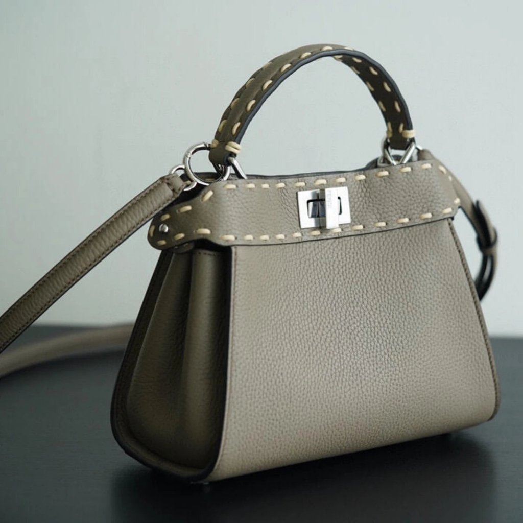 F กระเป๋า FENDI กระเป๋า peekaboo ni กระเป๋าถือ FENDI ฮาร์ดแวร์ FD ถือ FENDI