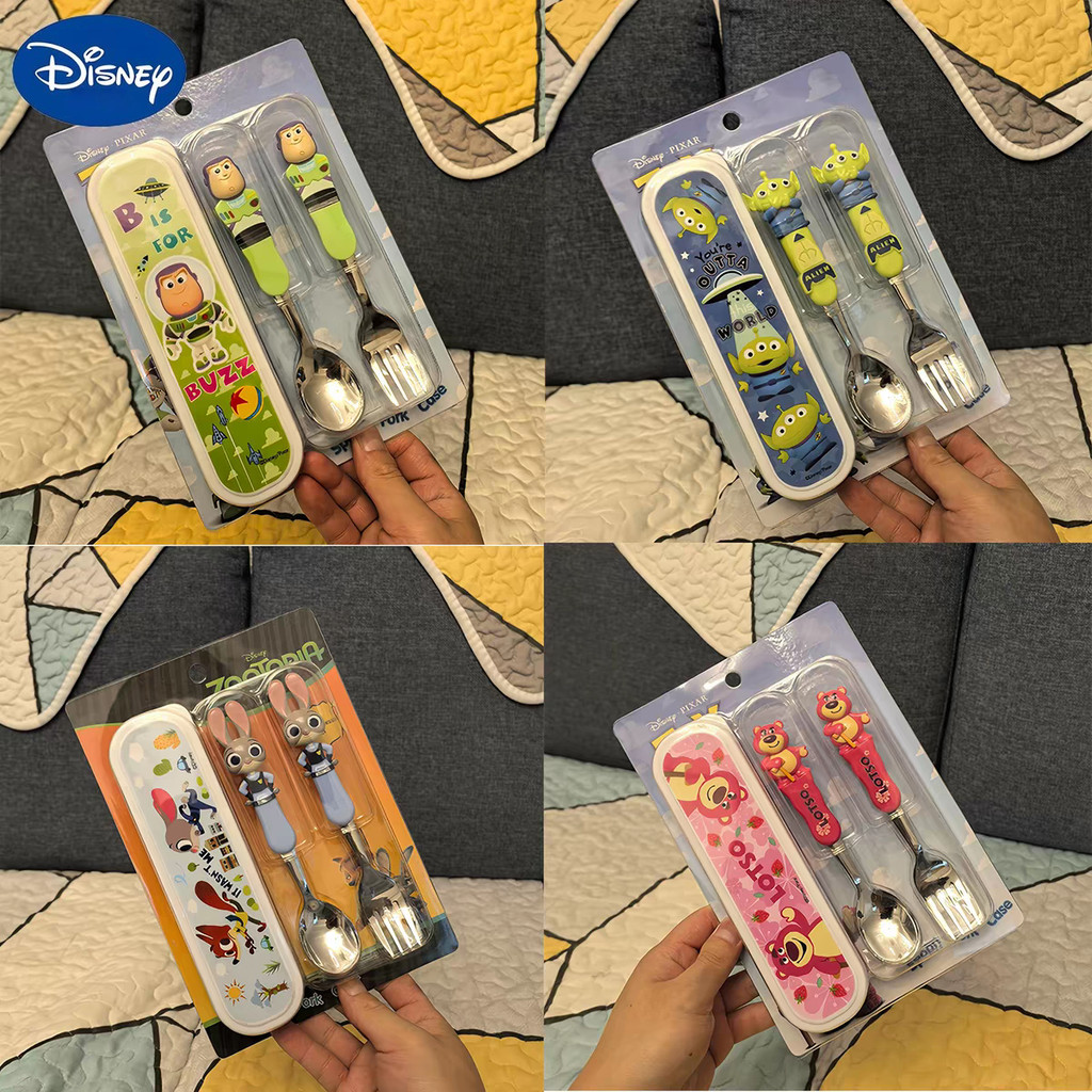 Disney Alien Three-Eyed Strawberry Bear Judy น่ารักแบบพกพากรณีช้อนส้อมชุดช้อนส้อม 2 ชิ้นสําหรับนักเรียนอาหารกลางวันเครื่องใช้อาหาร