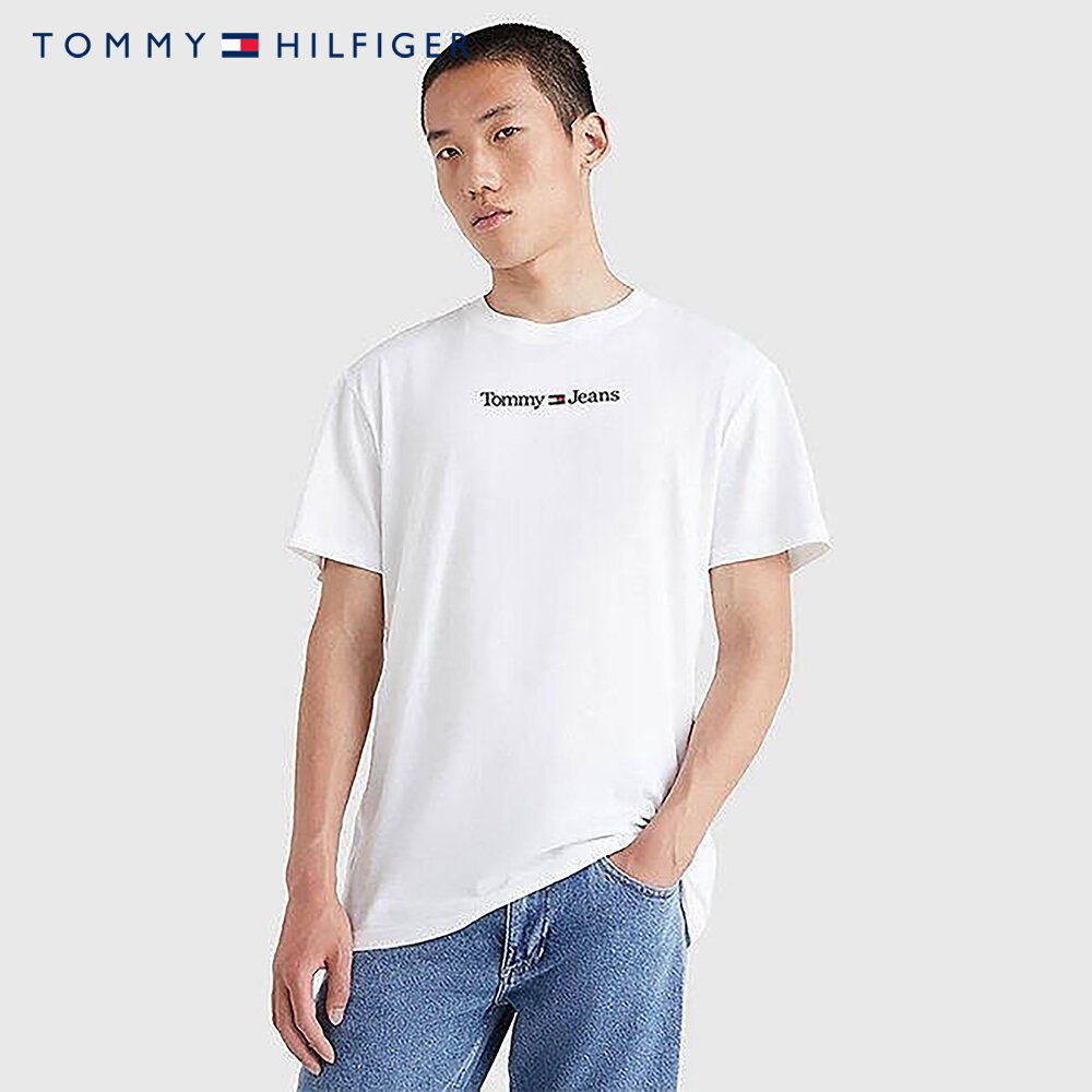 TOMMY HILFIGER - เสื้อยืดแขนสั้นผู้ชาย Tjm Classic Linear Logo Tee DM0DM14984YBR