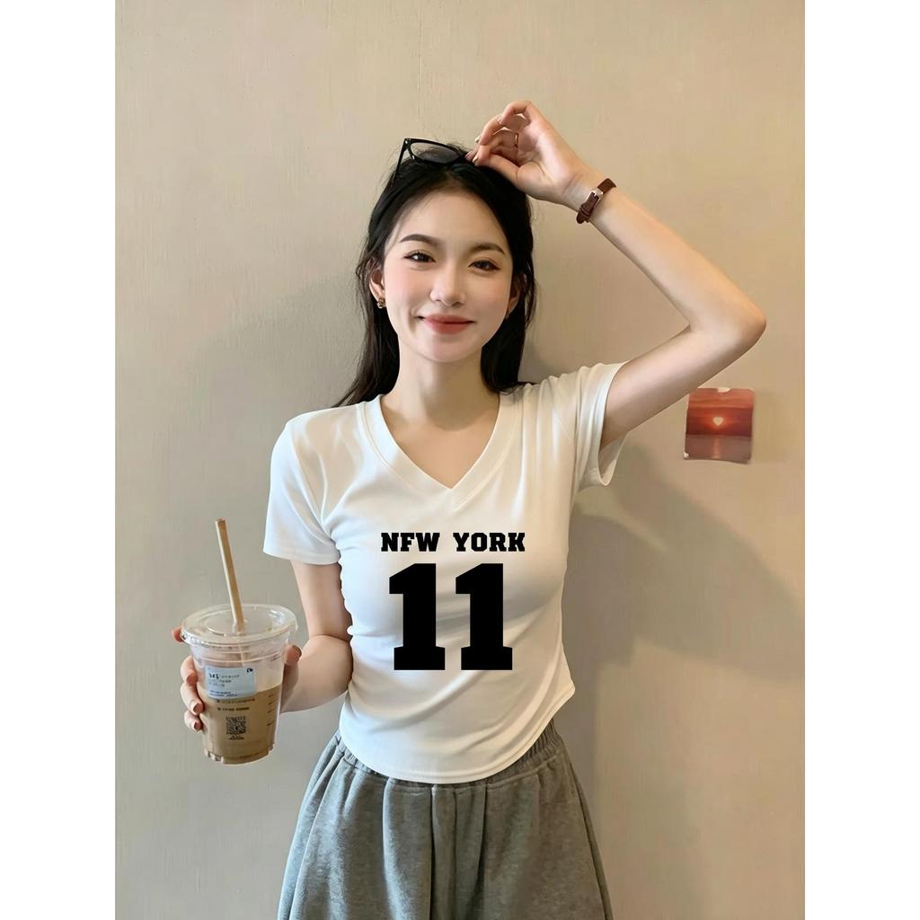 เสื้อยืดผอมเรียวคอวี สาวอ้วนใส่ได้ ผ้าสบายผิวระบายอากาศ ลายตัวอักษรอเมริกันคลาสสิก ทรงเสื้อครอปตัดสวย กระชับเอวซ่อนหน้าท