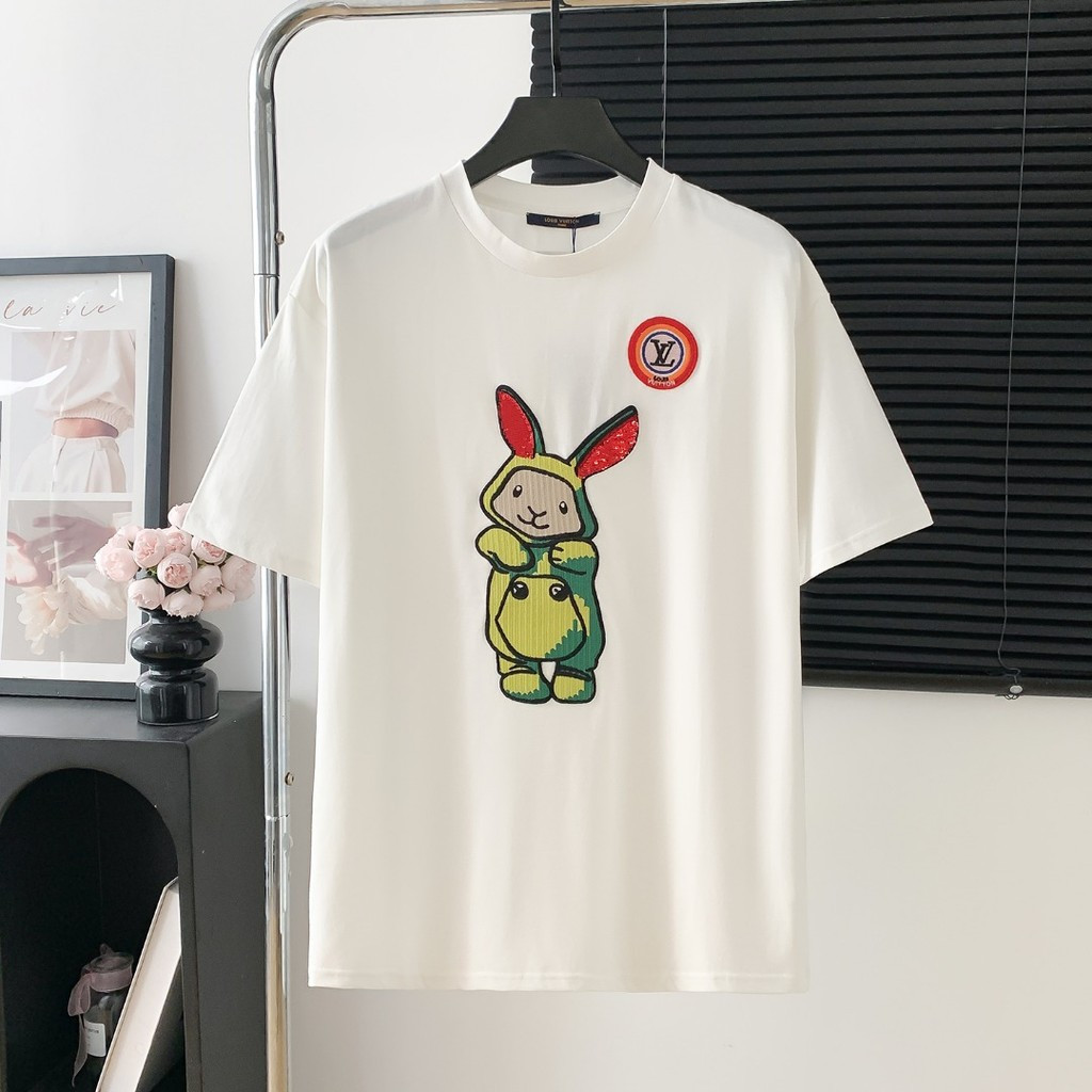 2026/Lv tee ผู้ชายผู้หญิงเสื้อยืดพิมพ์แขนสั้นคู่เสื้อยืดหลวมเสื้อยืดผู้ชาย Top All-Match CKDW