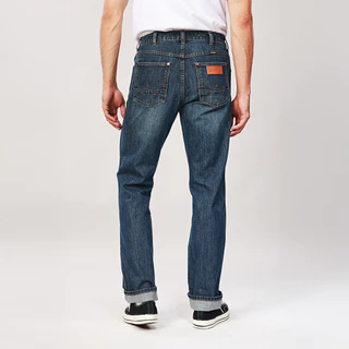 WRANGLER กางเกงยีนส์ผู้ชาย คอลเลคชั่น Wrangler Legends เอวกลาง ทรงตรง รุ่น WR S126MMWZN02 สียีนส์กลาง