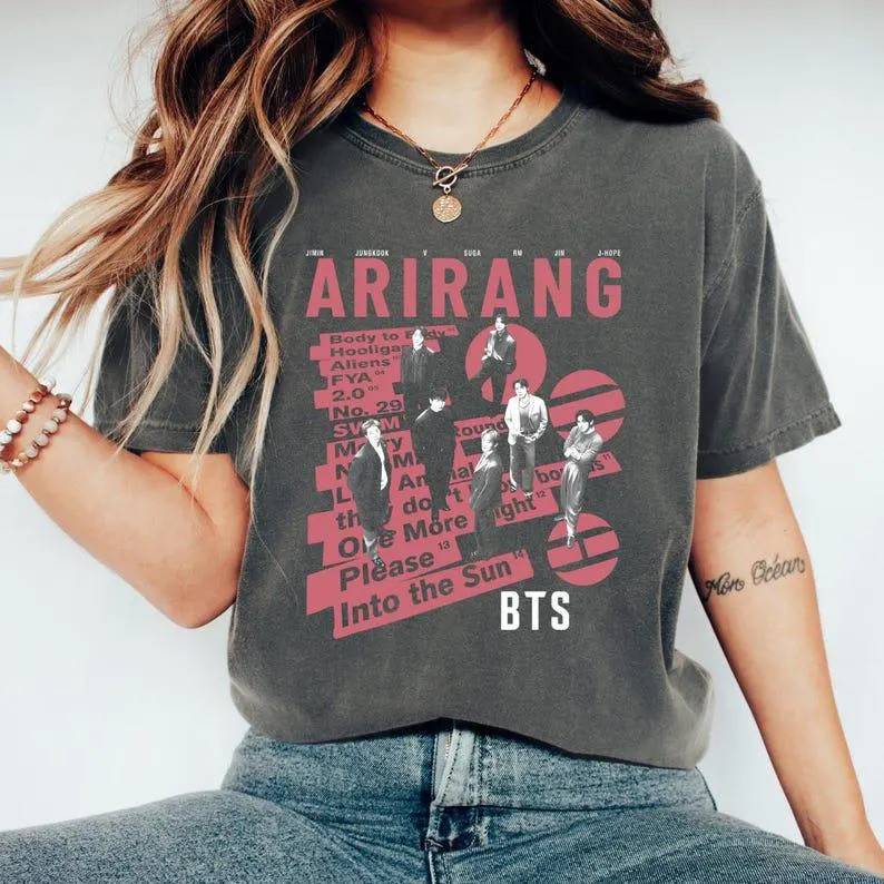 [มีสินค้า] เสื้อยืดคอนเสิร์ต BTS อารีรัน, เสื้อยืดแฟนคลับ ARMY, เสื้อยืดลายกราฟิกผ้าฝ้ายสำหรับทุกเพศ