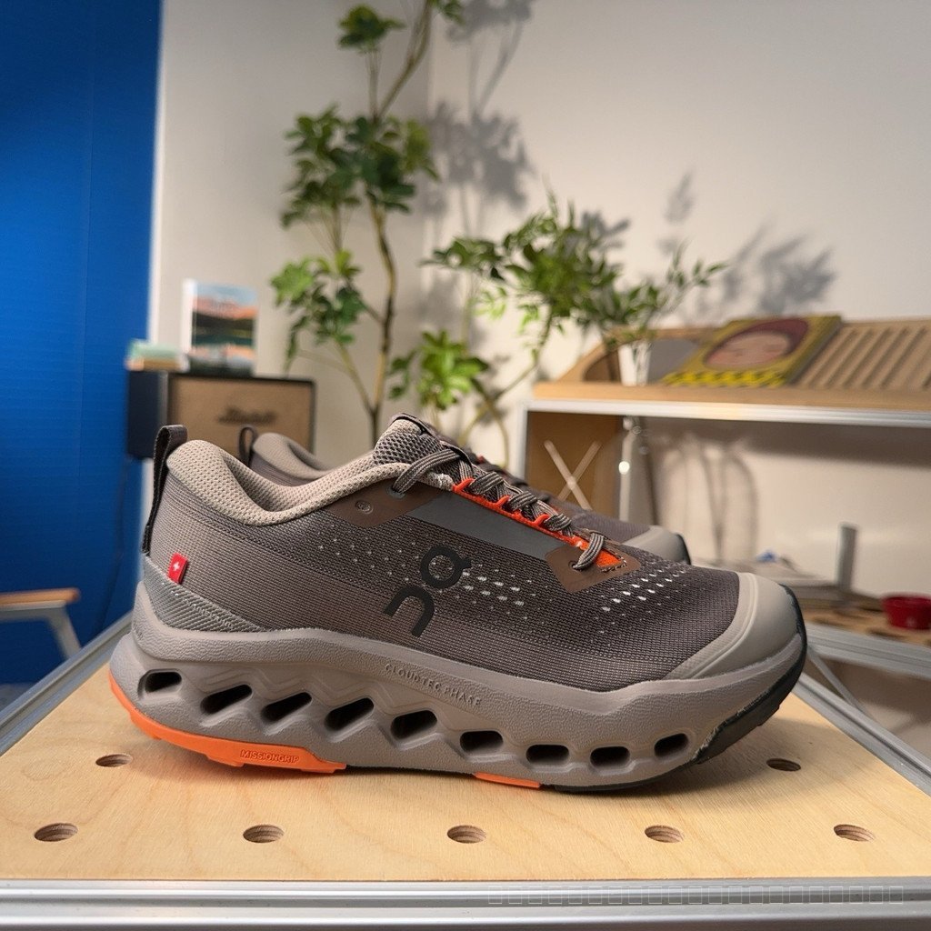 On Cloudsurfer Trail 2 เทรนด์แฟชั่นระบายอากาศรองเท้าวิ่ง Low-Top RV9V