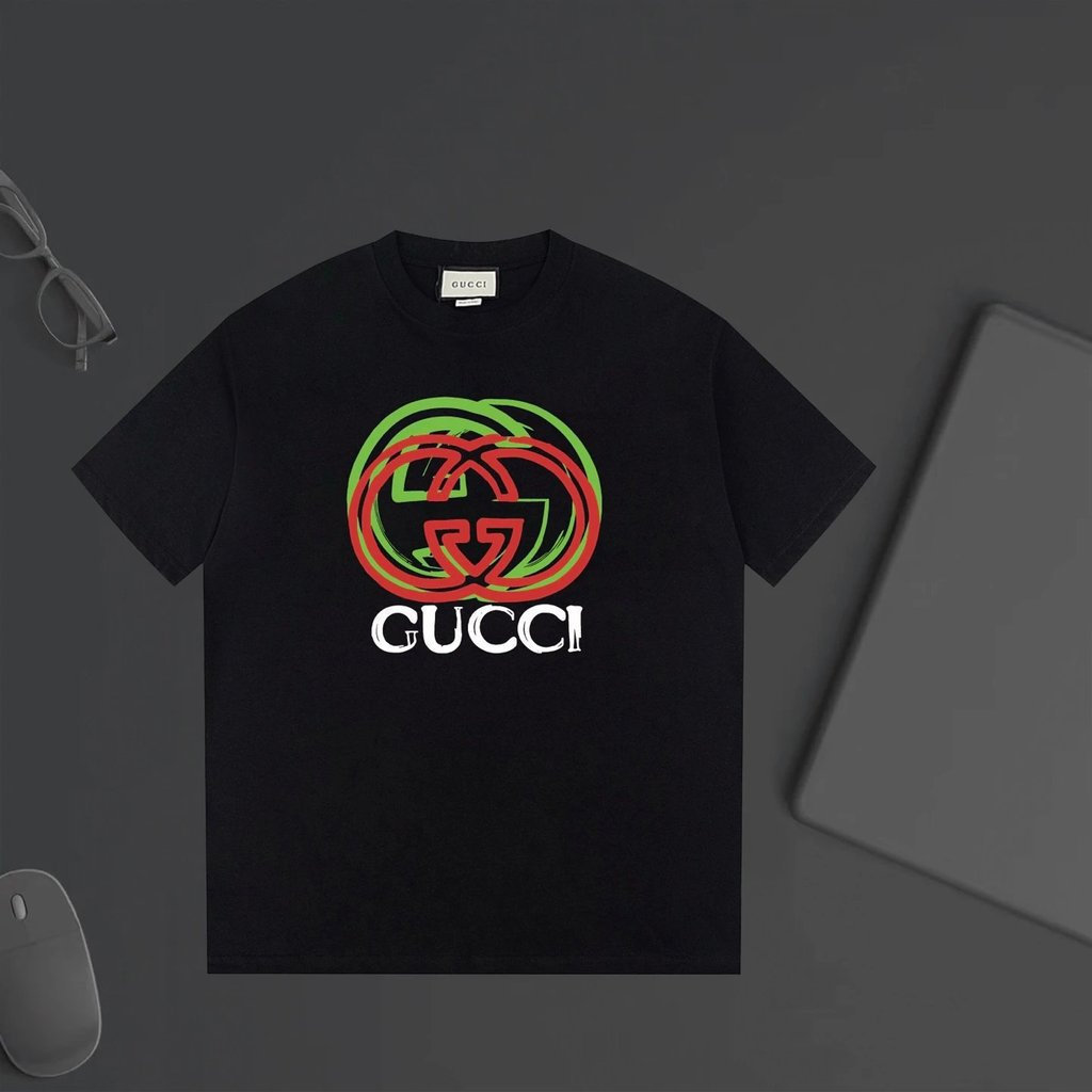 GUCCI/GUCCI/6XL2026 คลาสสิกรอบคอแขนสั้นเสื้อยืดผู้ชายผู้หญิงสไตล์เสื้อสวมหัวสไตล์อเมริกันแนวโน้ม 2 เ