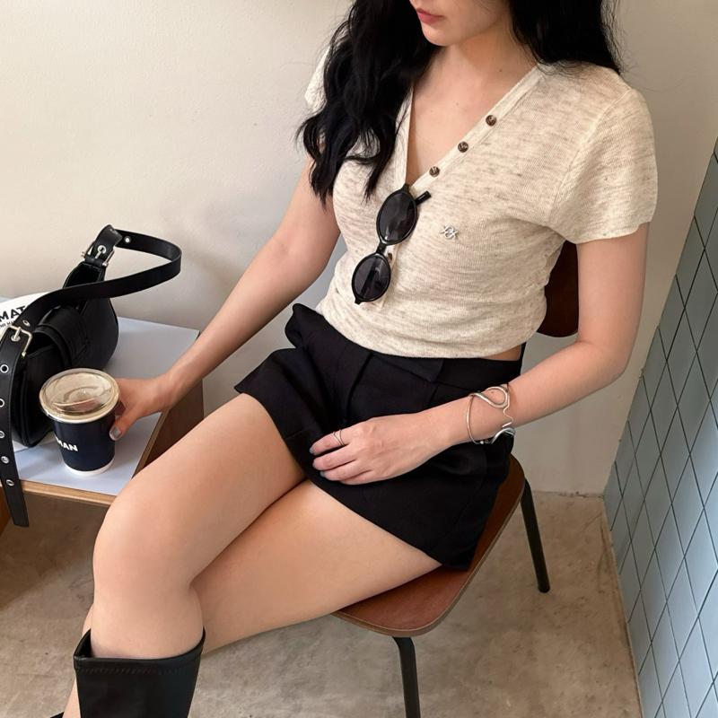 JOLIE TOP | เสื้อ V-Neck แขนสั้น เนื้อนุ่ม ยืดหยุ่นได้ดี ดีไซน์เรียบง่าย คลาสสิค เหมาะสำหรับแมทช์การแต่งตัวในทุกวัน