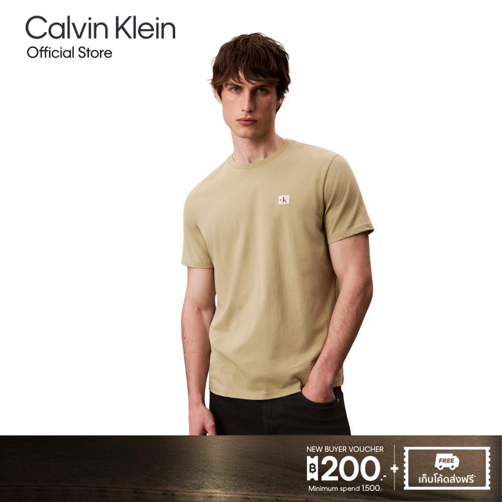 CALVIN KLEIN เสื้อยืดคอกลมแขนสั้นผู้ชาย Monogram Patch ทรง Regular รุ่น 4RC272G LCI-สีเหลือง
