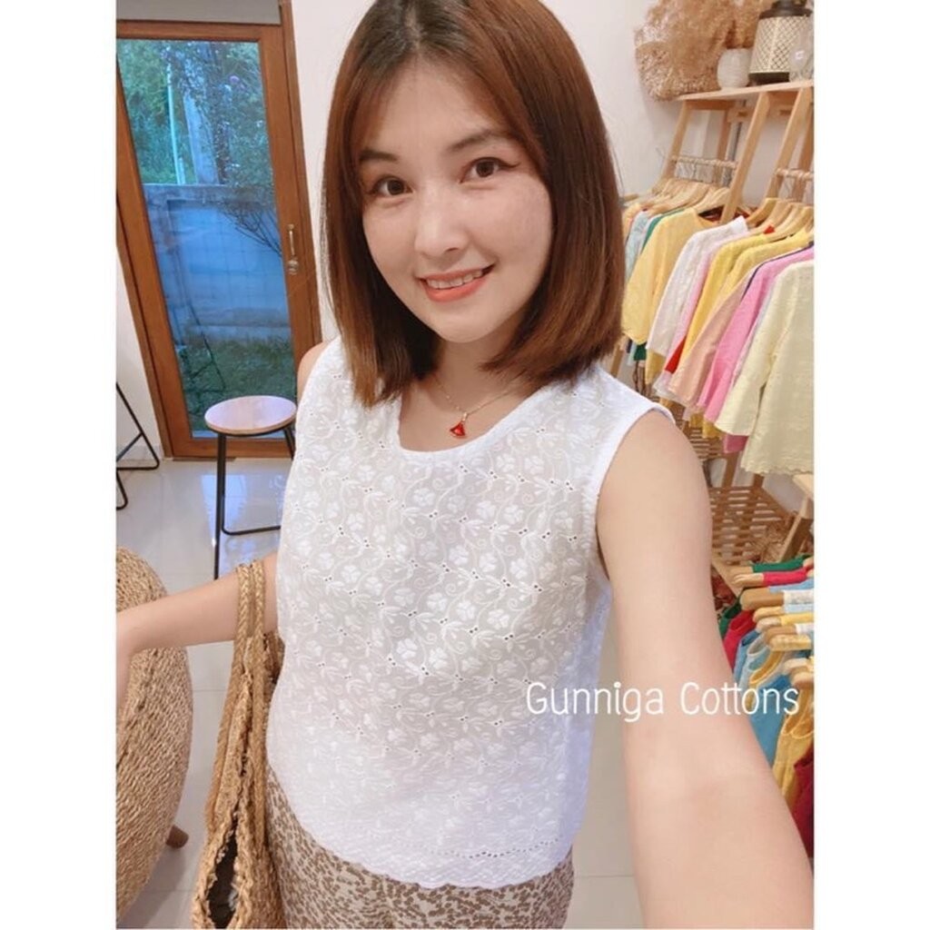 เสื้อเอื้องผึ้ง สีขาว WHB เนื้อผ้านุ่ม คอตต้อนแท้ 100%ปักลูกไม้ละเอียดลายสวย ตามภาพ