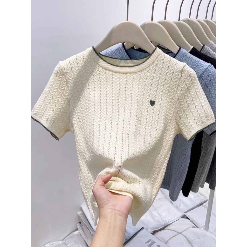 เสื้อยืดแขนสั้นถักไหล่สำหรับผู้หญิง ฤดูร้อน 2025 สไตล์ใหม่ สีสดใส รอบคอกว้าง ทรงกระโปรงสั้นด้านใน ระบายอากาศได้ดี