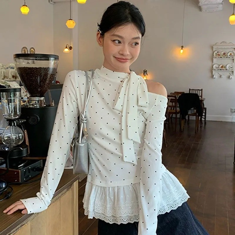 shayne-เสื้อยืดแขนยาว ลายจุด ขอบลูกไม้ เปิดไหล่ ผีเสื้อ ปม ประเภทรุ่น Slim Fit หวาน สุภาพสตรี แฟชั่นเวอร์ชั่นเกาหลี – โปรปัง