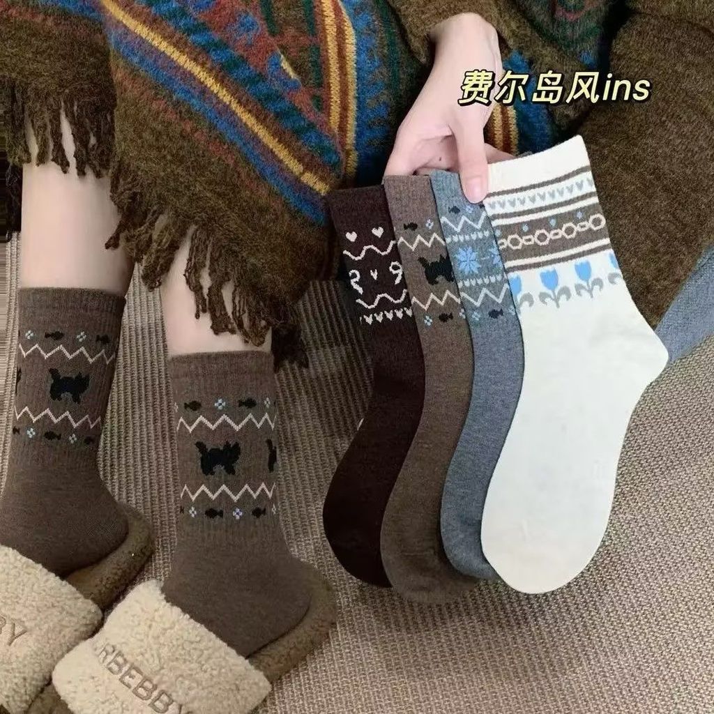 ถุงเท้าแบดมินตันสไตล์ย้อนยุคญี่ปุ่นสำหรับฤดูใบไม้ร่วงและหนาว โดยผสมผสานสไตล์นักเรียนหญิงจากPhil Island