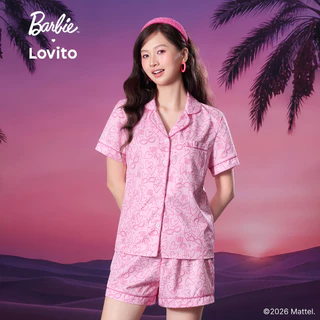 (New Arrival) Barbie™ X Lovito เสื้อท็อปสีชมพูผู้หญิง ฤดูใบไม้ผลิ/ร้อน แขนสั้น คอปก เอวกลาง ขากว้าง กระดุมหน้า ขอบสีตัดกันและกระเป๋า เกาหลี อินเทรนด์ LBL5AD023