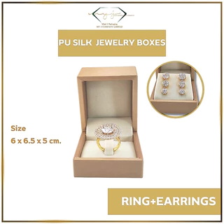 กล่องเครื่องประดับครบหนังลายผ้าไหมเซตสีทองด้านในสีครีม แหวน จี้+ต่างหู กำไล ข้อมือ สร้อยคอ