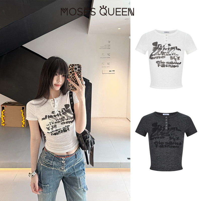 MOSESQUEEN تيشيرت نسائي بطباعة غرافيتي — صورة 4