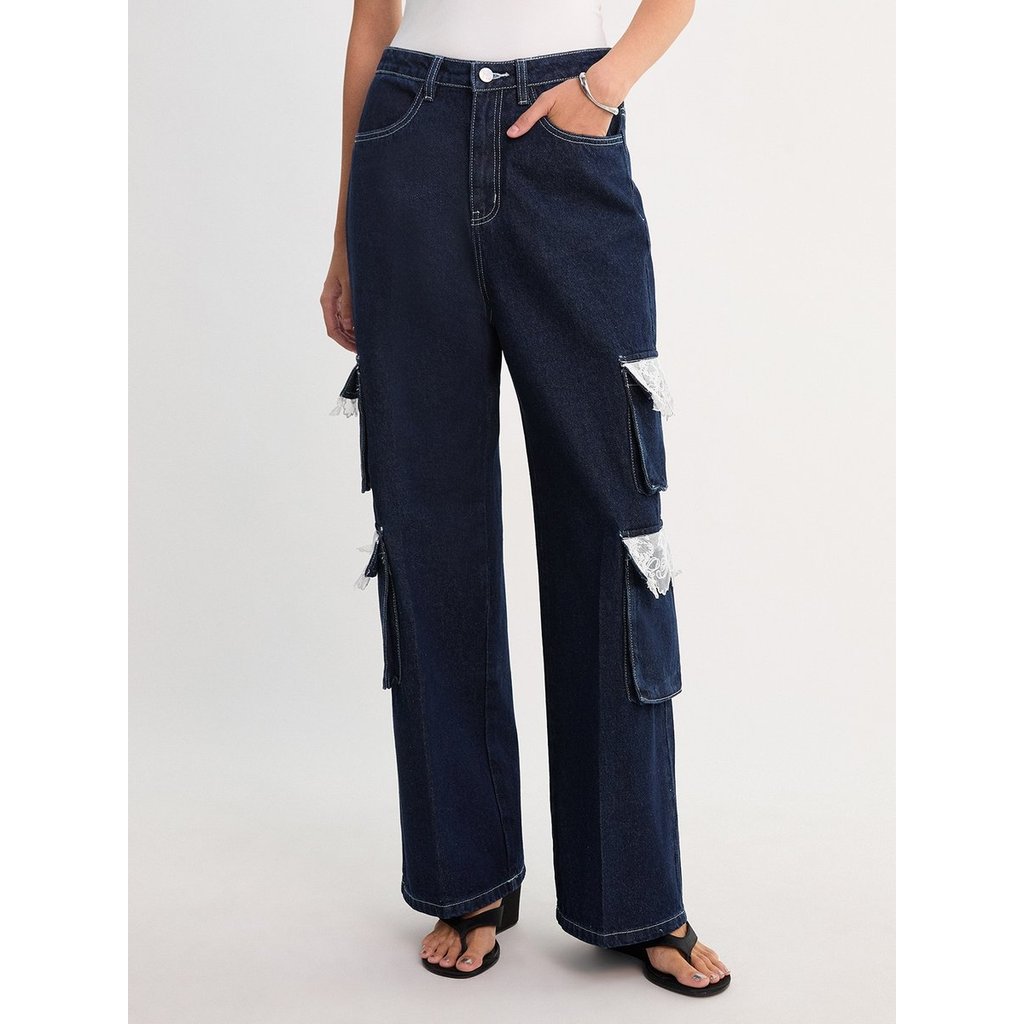 [Pomelo] กางเกงยีนส์ขาบานดีเทลกระเป๋าแต่งลูกไม้ / Lace Pocket Detailed Wide Leg Jeans — صورة 4