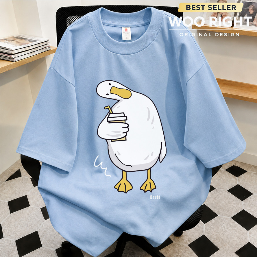 COD Woo Right Boxy เสื้อยืดฟ้าอ่อนคอกลมแขนสามส่วนหลวม ลายเป็ดการ์ตูนถือดริงก์ที่อก Doubt ลำลองน่ารัก