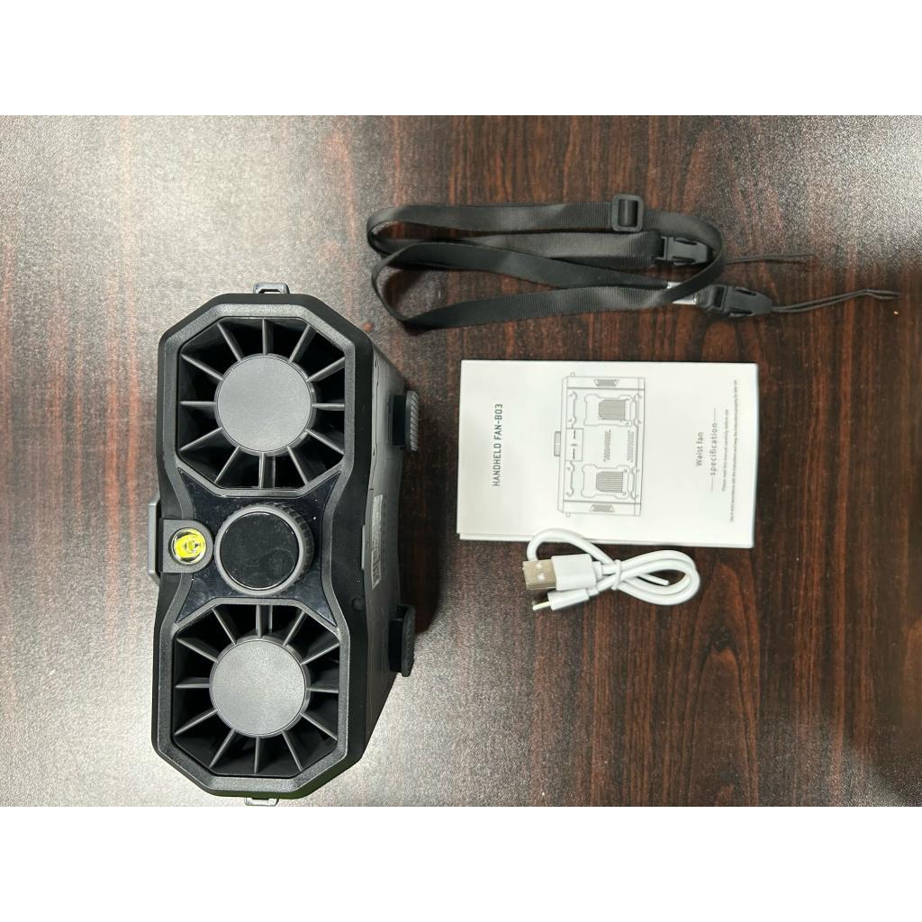 พัดลมคาดเอวกลางแจ้ง 15000mAh ชาร์จแบบพกพาคอ Dual Vent คลิปบนด้วยความเร็วลม 199 ระดับ IP67 ไฟฉายฉุกเฉ