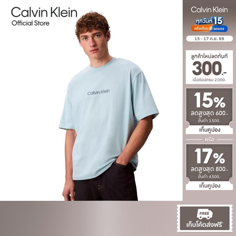 CALVIN KLEIN เสื้อยืดคอกลมแขนสั้นผู้ชาย Standard Logo ทรง Relaxed รุ่น 40HM228 CJ9-สี Light blue