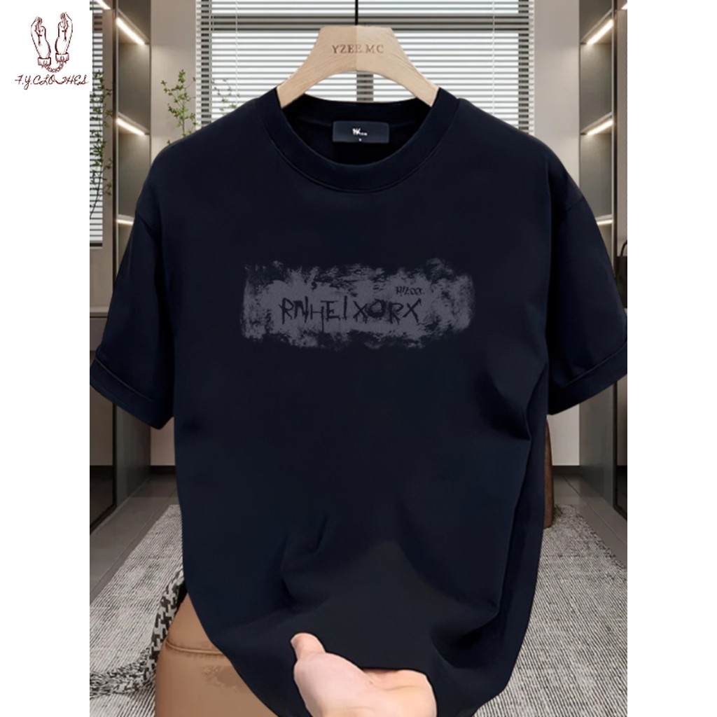 (จัดส่งตลอด 24 ชั่วโมง) 2025ฤดูร้อนใหม่เสื้อยืดแขนสั้นสไตล์ฮ่องกงเสื้อผ้าผู้ชายคอกลมผ้าฝ้าย