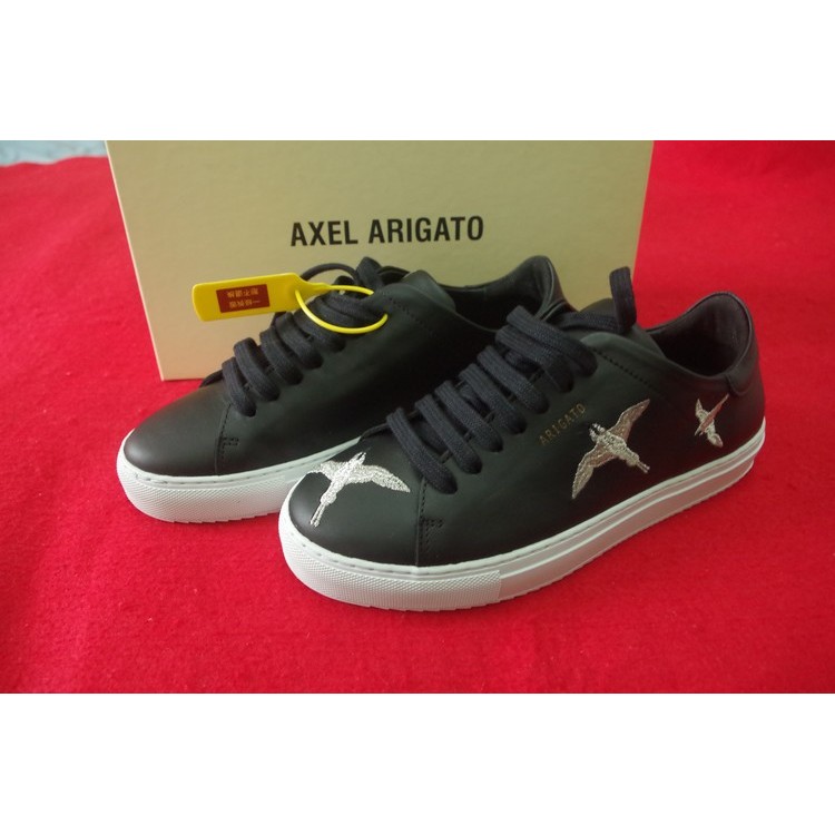 รองเท้าผ้าใบสีดำปัก AXEL ARIGATO model Ladies Clean 90 Bird Asuka