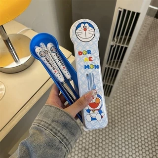 เซ็ตตะเกียบส้อม Doraemon แท้ สแตนเลสเกรดอาหาร ปลอดภัย100% 3 ชิ้นในกล่องใสปิดสนิท พกพาสะดวก ของขวัญวันเกิดเก๋ๆ พร้อมส่ง