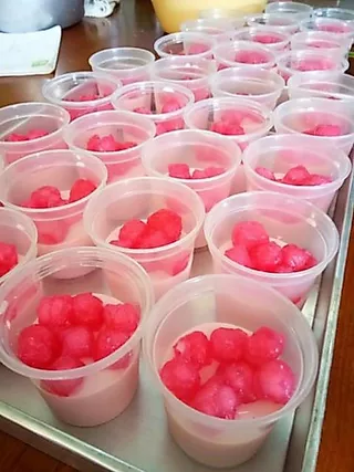 ถ้วยพลาสติก ถ้วยเต้าหู้ (ฝาฉีก) ฝาสีขาว ก้นตูดเรียบ(6ออนซ์)ใส่พุดดิ้ง ขนม ฝาฉีกเมื่อต้องการเปิดใช้งานแพคละ20ใบ
