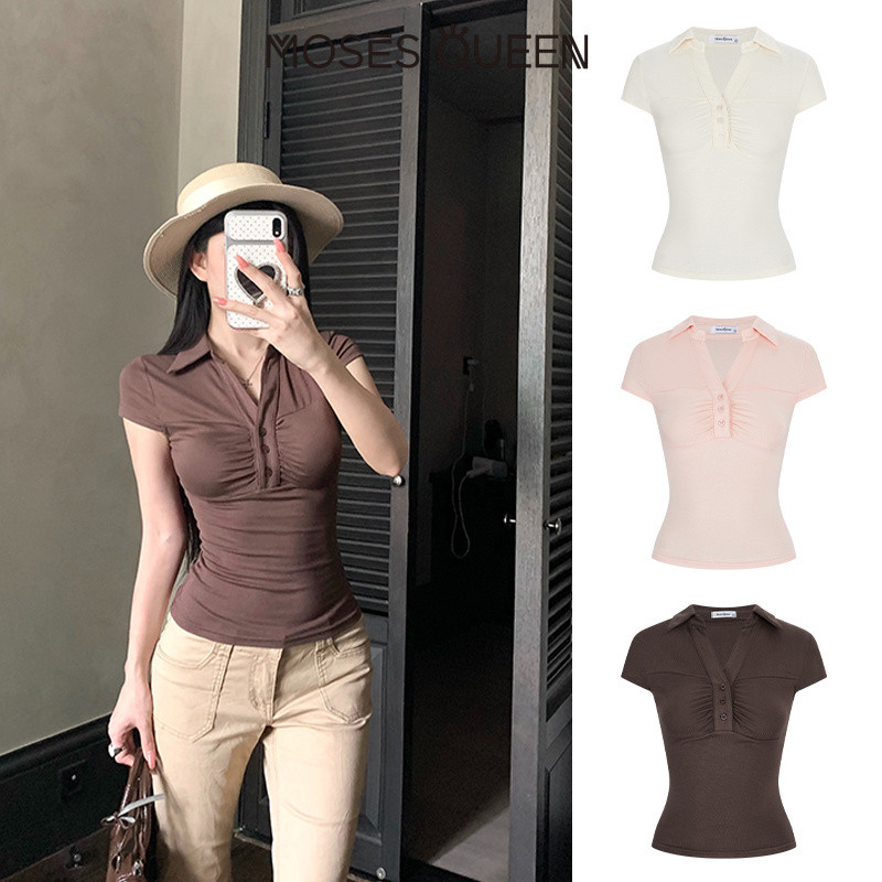 MOSESQUEEN เสื้อยืดแขนสั้นย่นคอวีลึกย้อนยุคคอโปโลรัดรูปไหล่ตรงเสื้อยืดชั้นฐานถักกระชับสัดส่วนสําหรับผู้หญิง #63973