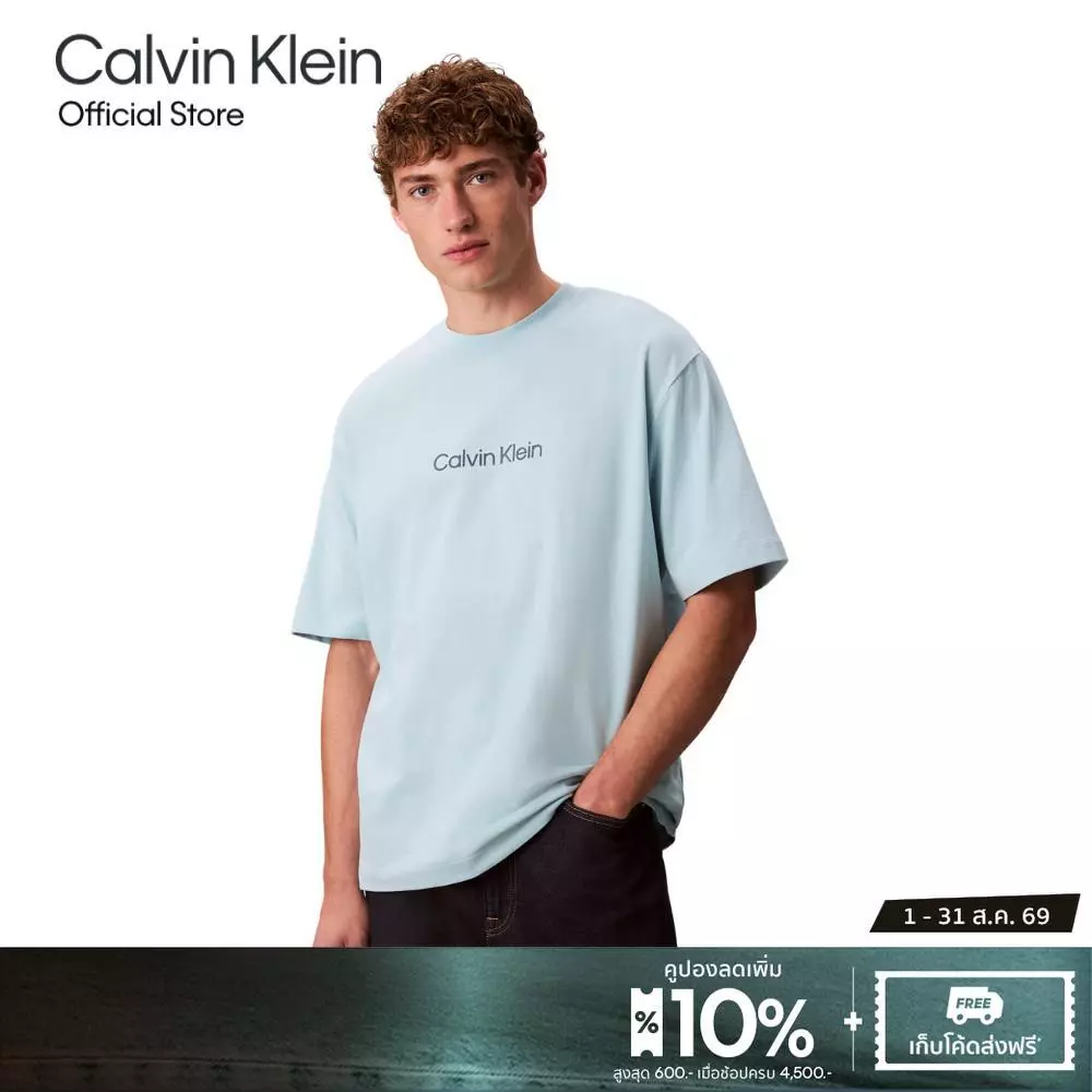 CALVIN KLEIN เสื้อยืดคอกลมแขนสั้นผู้ชาย Standard Logo ทรง Relaxed รุ่น 40HM228 CJ9-สี Light blue
