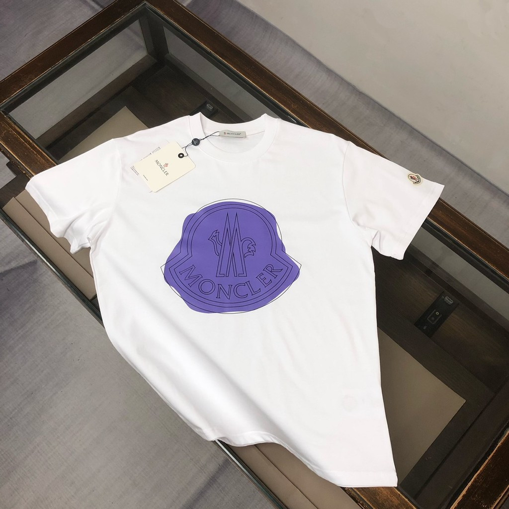 Moncler/Moncler 2026 ต้นฤดูใบไม้ผลิสไตล์ใหม่เสื้อยืดแขนสั้นชายหญิงคู่สไตล์รอบคอ All-Match หรูหราสีสั