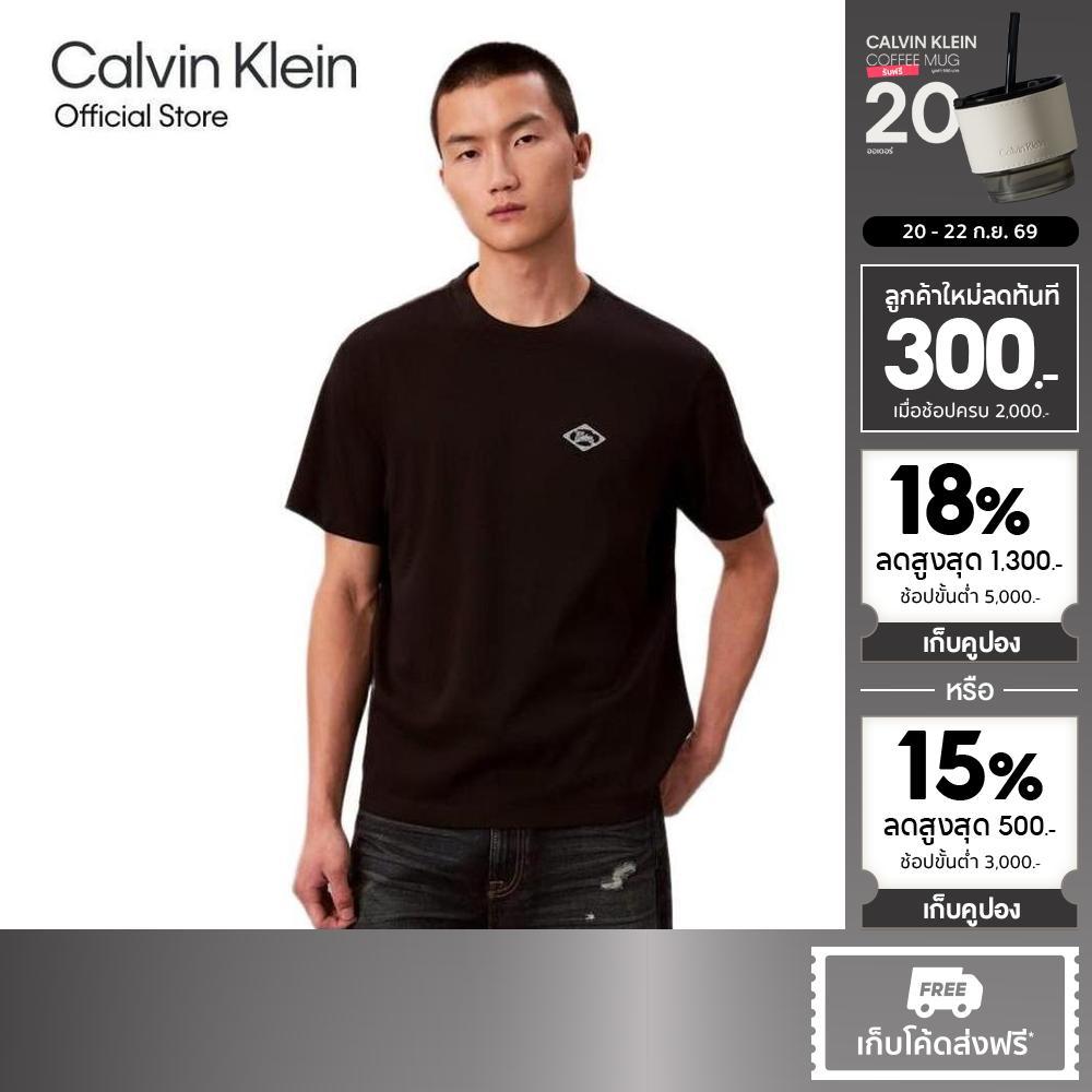 CALVIN KLEIN เสื้อยืดคอกลมแขนสั้นผู้ชาย Premium Matchbox Logo ทรง Relaxed รุ่น 4RE252G UB1-สีดำ