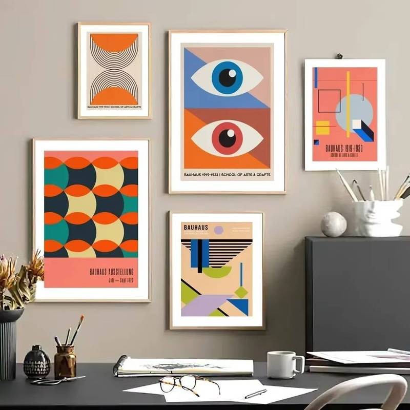 ภาพวาดสไตล์ Bauhaus ในโทนสีสันสดใส สำหรับติดผนังห้องนั่งเล่น