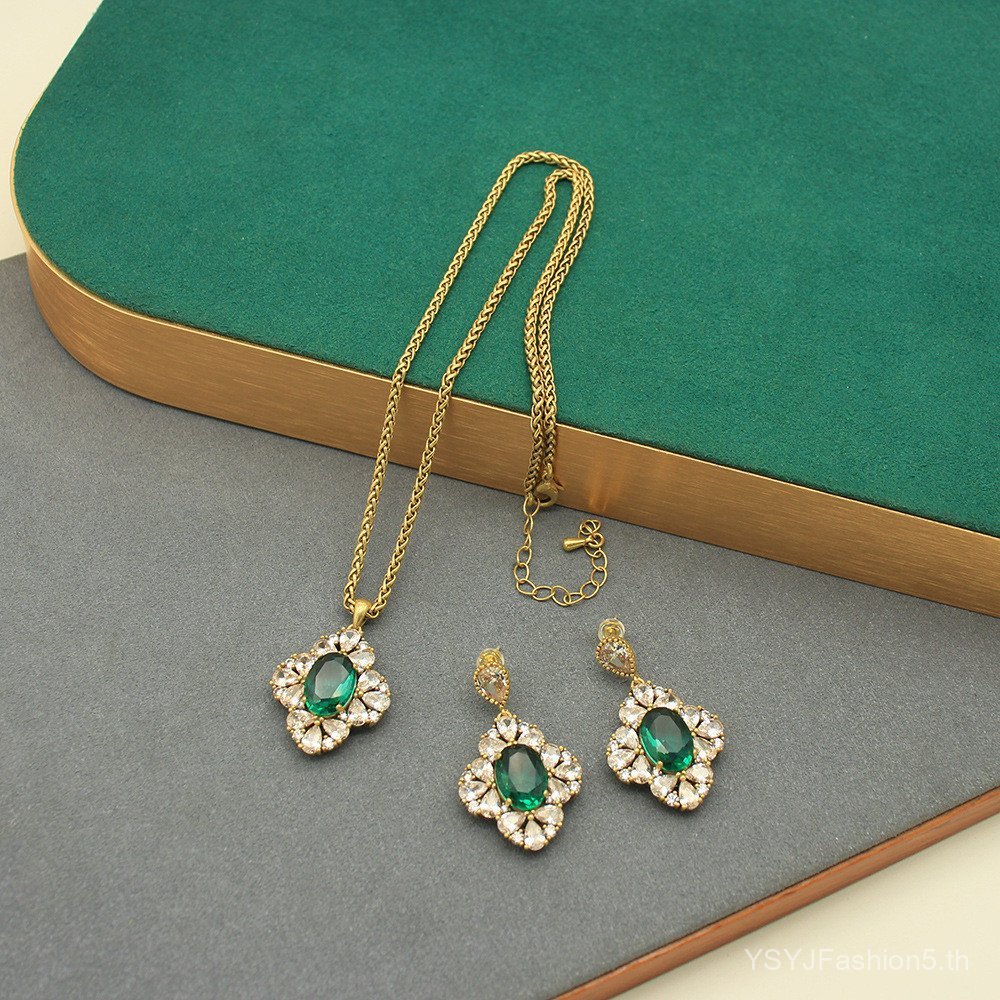 ชุดสร้อยคอต่างหูเพทายมรกต