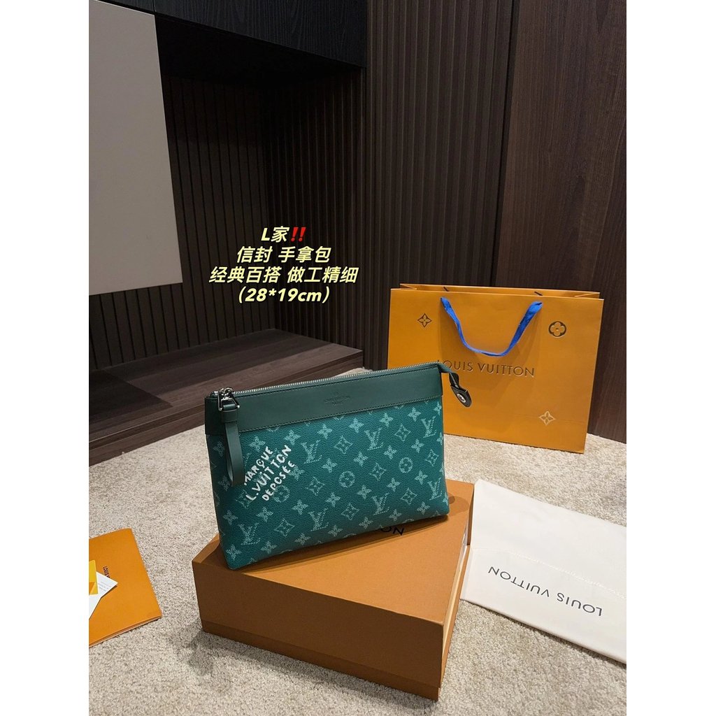 LV Envelope Clutch มีสองสี
