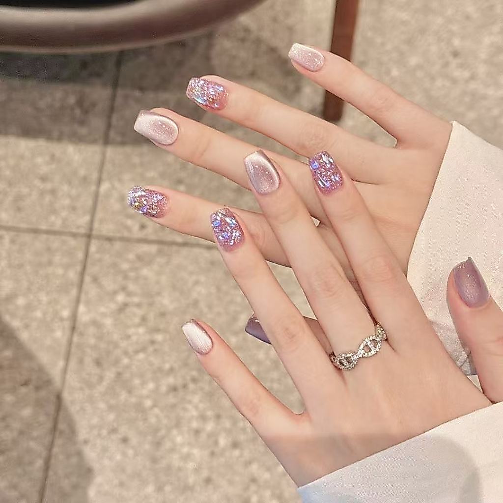 DeeMee เล็บปลอมมือทำสีม่วงอ่อนไล่เฉดแมว ตัวเล็บสั้น แสงออโรร่าเม็ดเล็ก สดใส ประจำวัน ส่งทันทีกรุงเทพ!
