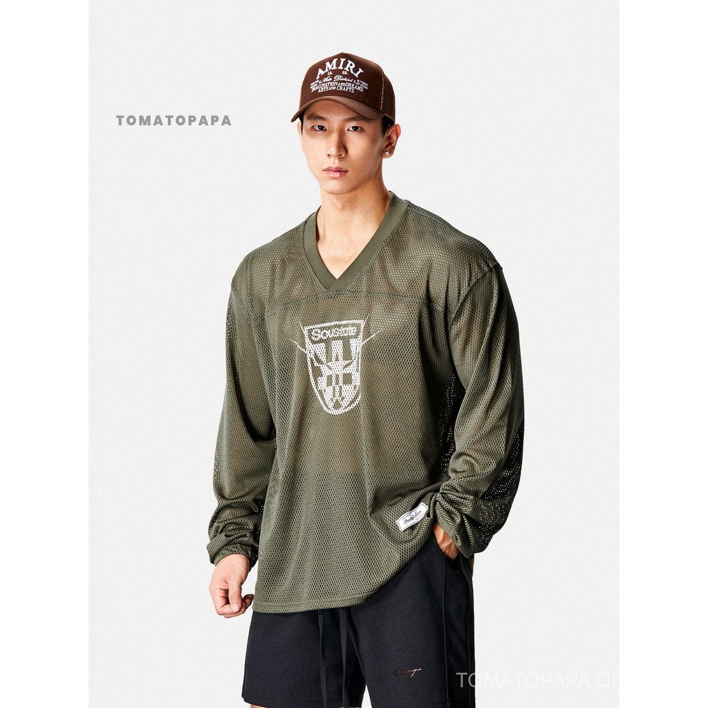 TOMATOPAPA ผู้ชายสไตล์อเมริกัน Street สไตล์ Breathable ตาข่ายเสื้อยืดแขนยาว-คอวีหลวมตาข่ายพื้นผิว Perspiration การฝึกอบรมฟิตเนส