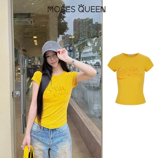 MOSESQUEEN มอสเนสควีน เสื้อยืดแขนสั้นพิมพ์ลายตัวอักษรสีเหลืองสําหรับผู้หญิงในฤดูร้อนมีดีไซน์เข้ารูปเสริมรูปร่างอเนกประสงค์และมีคอกลม #64031