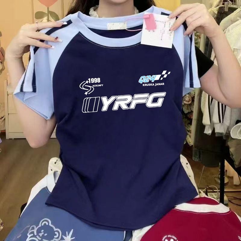 เสื้อยืดแฟชั่นสตรี ส่งวันถัดไป รองรับเก็บเงินปลายทาง จัดส่งรวดเร็ว เข้ารูปผอมเพรียว สีตัดกันเรียบง่าย ชายเสื้อโค้ง