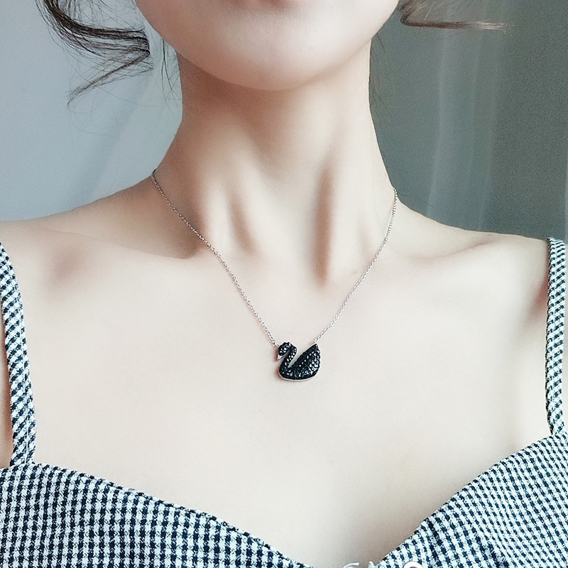 สร้อยคอมุก Swarovski Iconic Swan ดำ พร้อมกลิตเตอร์ สำหรับผู้หญิง ราคา ถูกที่สุด ดีลบีเคเค แกลเลอรีภาพที่ 6
