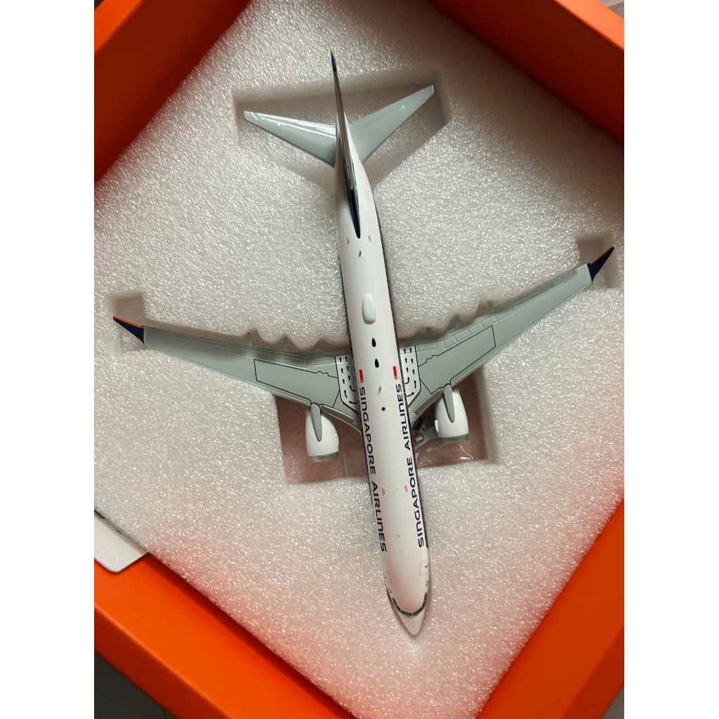 [คลังสินค้าพร้อม] JC Wings Singapore Airlines Boeing 737 MAX 8 โมเดลเครื่องบิน 1: 200 Scale ครบชุดเข
