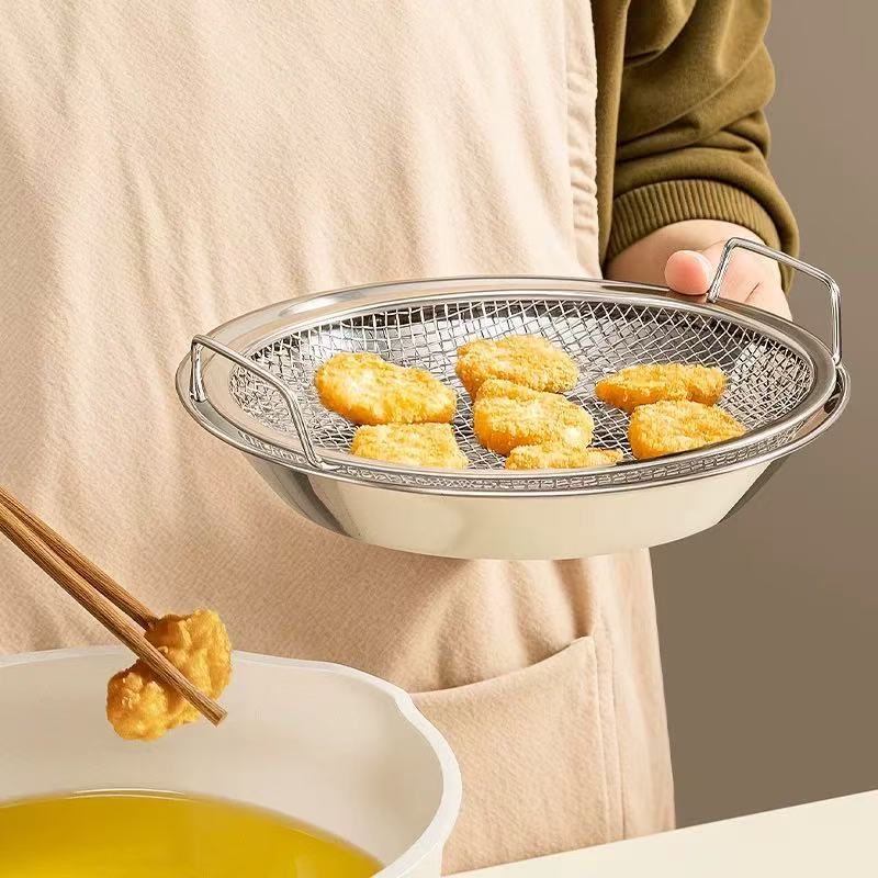 ชุดถาดกรองน้ำมันสแตนเลส 2 ชิ้น พร้อมตะแกรงกรองน้ำมัน สำหรับของทอด ถาดวางของทอด 4 ขนาด 20-26 ซม. อุปกรณ์ครัวสแตนเลส