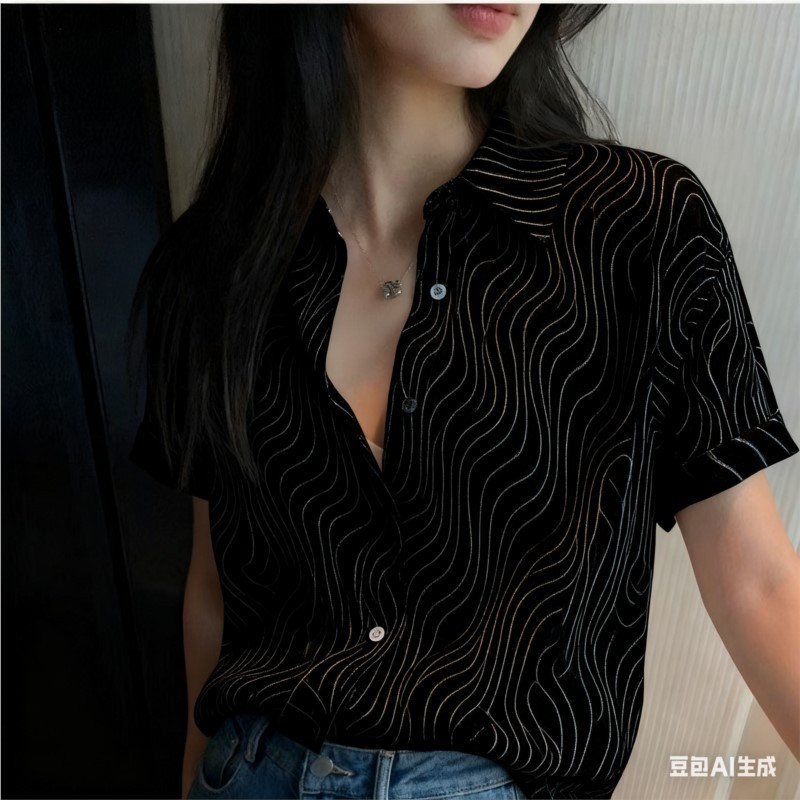 เสื้อเชิ้ตมินิมอลสีดำพิมพ์ลายเต็มสำหรับผู้หญิง แบบลำลองแขนสั้น - รูปที่ 3