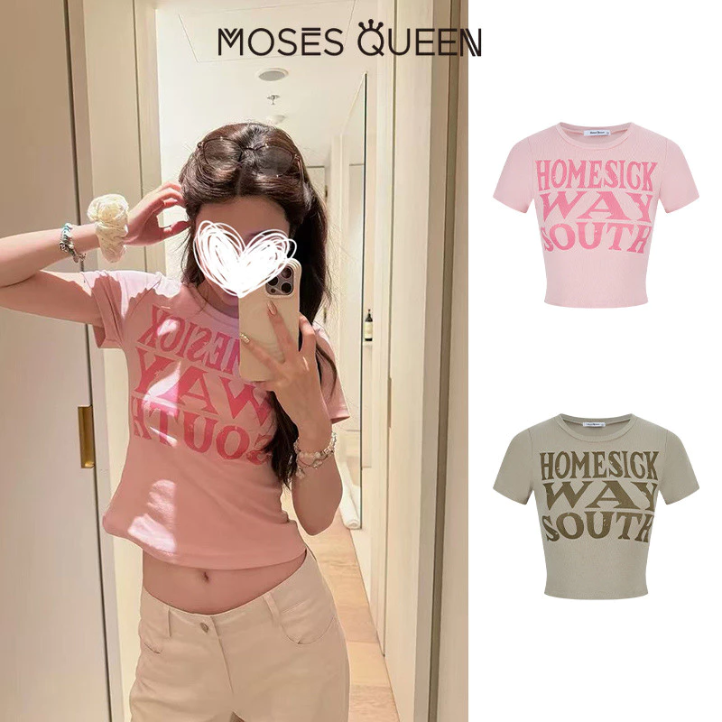 MOSESQUEEN มอสเนสควีน เสื้อยืดแขนสั้นพิมพ์ลายตัวอักษรสีชมพูเปิดด้านหน้าสําหรับฤดูร้อนสไตล์สาวฮอตเสื้อแขนสั้นทรงเตี้ย #63950