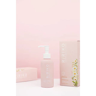 RIRIKO GENTLE BALANCING FEMININE WASH ทำความสะอาดทุกวันด้วยส่วนผสมจากธรรมชาติเพื่อดูแลบริเวณจุดซ่อนเร้นที่บอบบาง