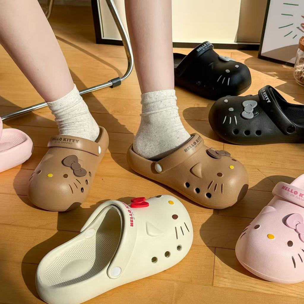 Sanrio สไตล์เดียวกัน Hello Kitty Hole รองเท้าน่ารัก Hello Kitty รองเท้าแตะแฟชั่น All-Match Hello Kit